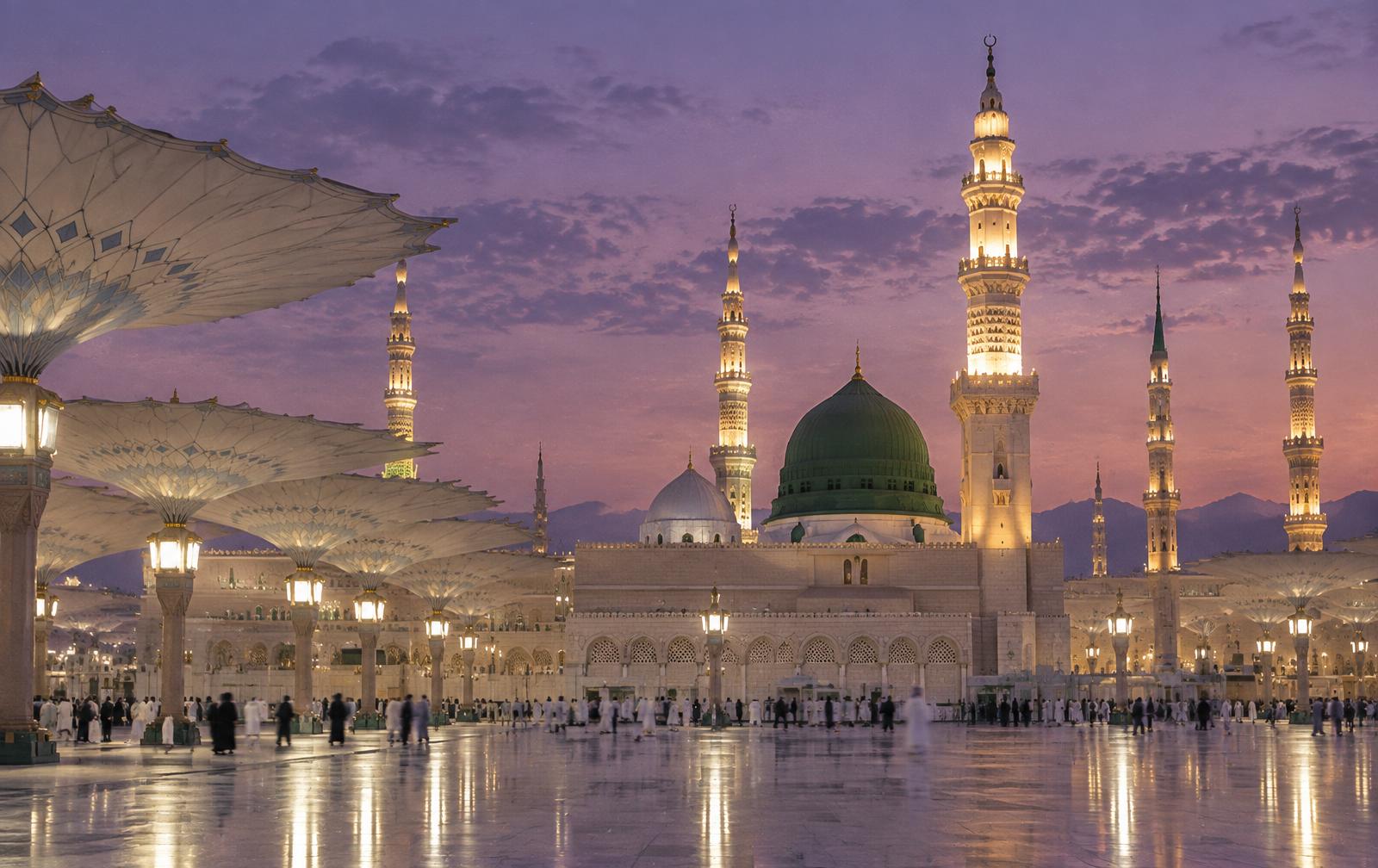 Masjid Nabawi di Madinah pada waktu senja dengan kubah hijau